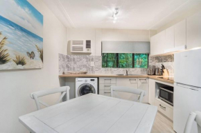 Tropical Unit with Private Fenced Garden Close to The Beach 5